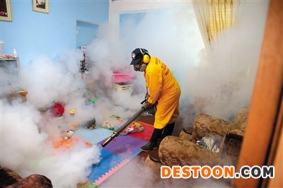 29日，在秘魯利馬省，一名工作人員用化學藥劑驅(qū)蚊。寨卡病毒持續(xù)困擾美洲及加勒比地區(qū)。新華社發(fā)